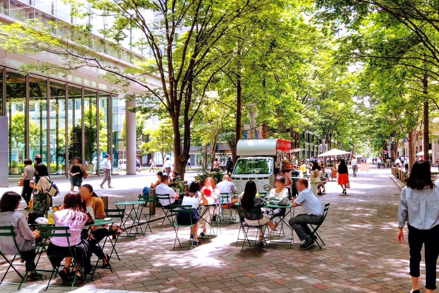 レストラン・カフェで過ごすイメージ