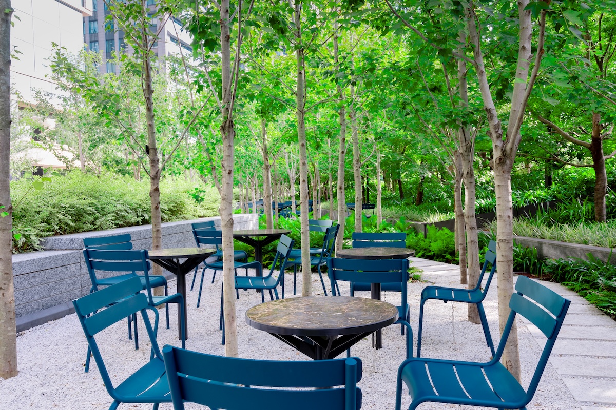 ビル街と空のアート・都市のイメージ